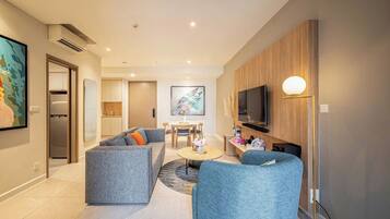 Departamento Deluxe, 2 habitaciones, tina, vista a la ciudad | Área de sala de estar | Smart TV