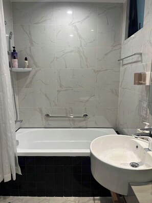 샤워기/욕조 결합, 친환경 세면용품, 헤어드라이어, 목욕가운