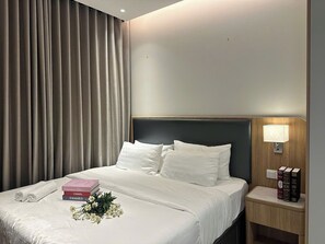 저자극성 침구, 책상, 노트북 작업 공간, 방음 설비