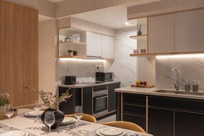 Apartamento Premium, 3 habitaciones, bañera, vistas a la ciudad | Cocina privada | Frigorífico, microondas, horno y placa de cocina