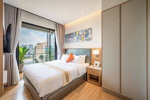 شقة ديلوكس - غرفتا نوم - بحوض استحمام - منظر للمدينة | ملاءات للفراش لا تسبب الحساسية ومكتب ومساحة عمل للكمبيوتر المحمول