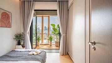 Deluxe appartement, 2 slaapkamers, bad, uitzicht op de stad | Hypoallergeen beddengoed, een kluis op de kamer, een bureau