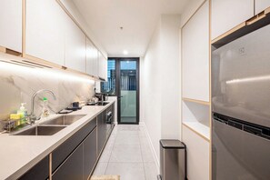 Deluxe-Apartment, 2 Schlafzimmer, Badewanne, Stadtblick | Eigene Küche