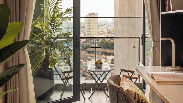 Un apartamento moderno con balcón, comedor y estantería.