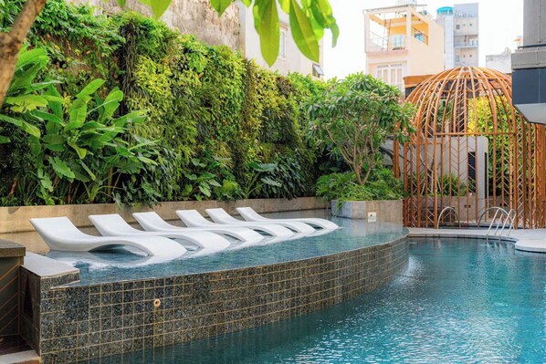 Una piscina al aire libre