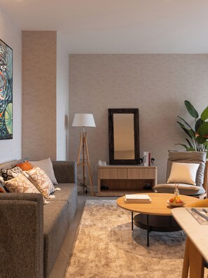 Premium-Apartment, 3 Schlafzimmer, Badewanne, Stadtblick | Wohnbereich