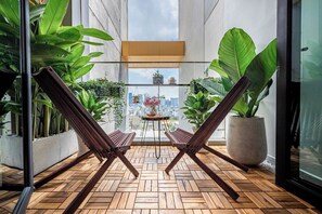 Apartamento Deluxe, 2 habitaciones, bañera, vistas a la ciudad | Terraza o patio