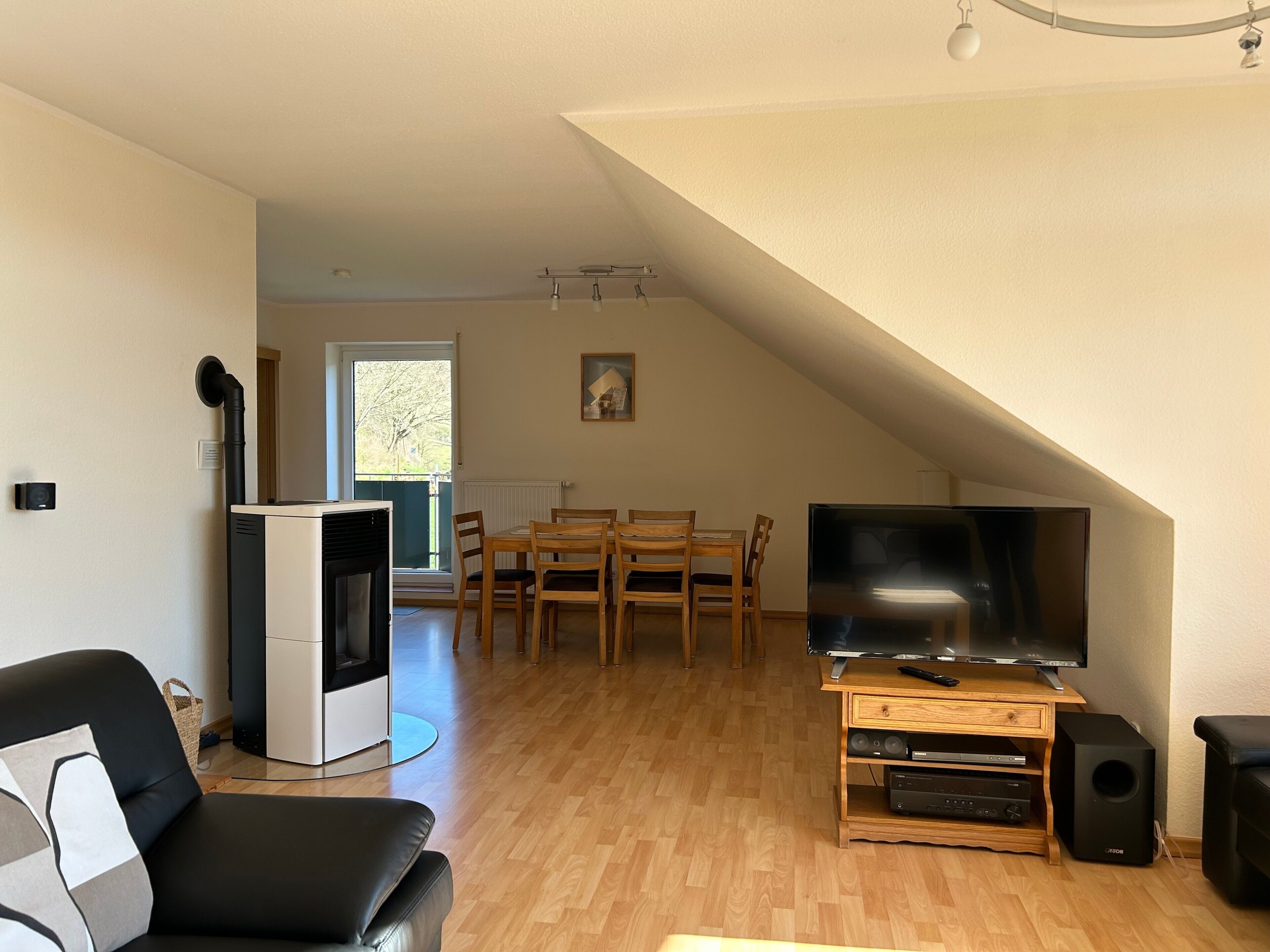 Télévision, cheminée, lecteur de DVD, chaîne hi-fi