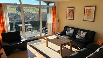 Een televisie, een open haard, een dvd-speler en een stereo