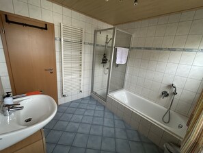 Shower, hair dryer, towels - Moos-Hochsauerland Holiday Apartment (Olsberg)