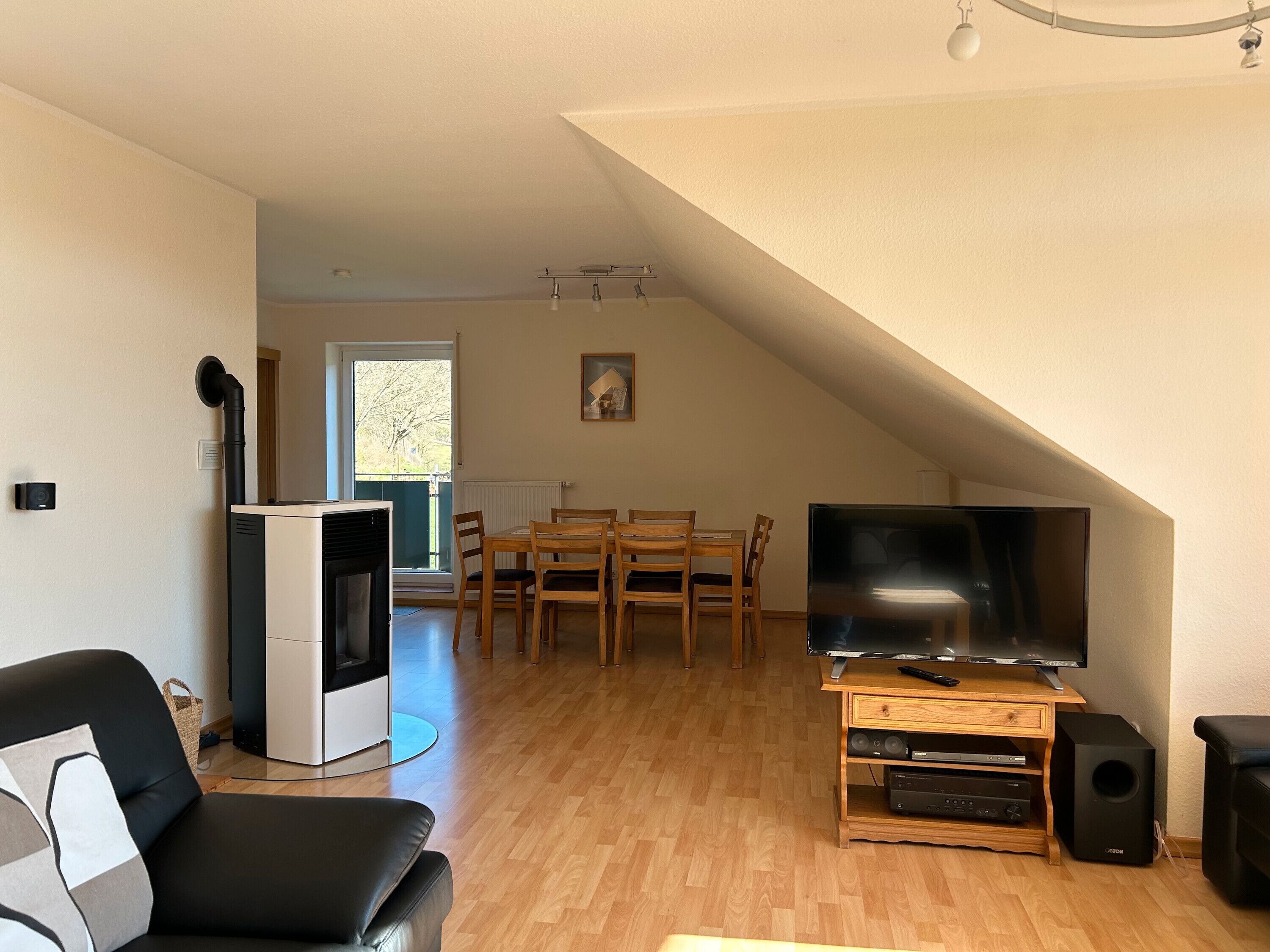 Fernseher, Kamin, DVD-Player, Stereoanlage
