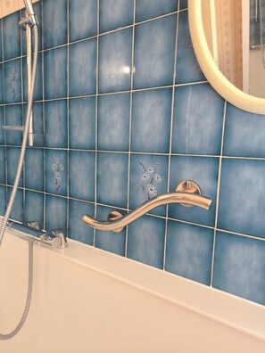 Dusche, Haartrockner, Handtücher, Seife