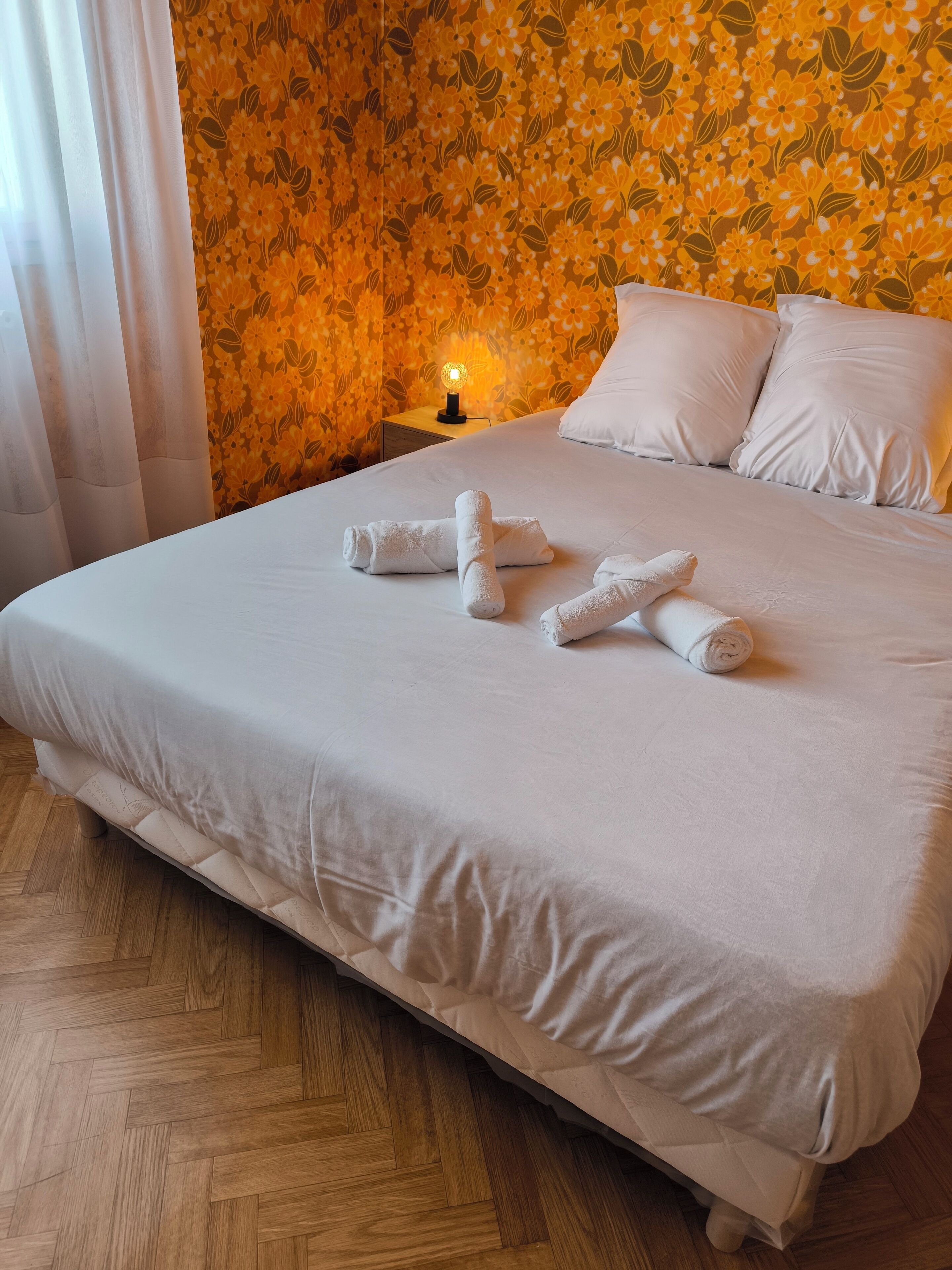 5 bedrooms, internet, bed sheets