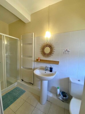 Een douche, handdoeken