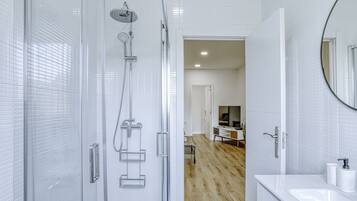 Een douche, een haardroger, handdoeken, toiletpapier