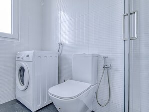 Een douche, een haardroger, handdoeken, toiletpapier