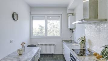 Een microgolfoven, een oven, een kookplaat