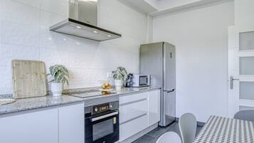 Een microgolfoven, een oven, een kookplaat