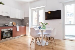 Departamento, 3 habitaciones | Cocina privada | Cafetera de espresso y tetera eléctrica 
