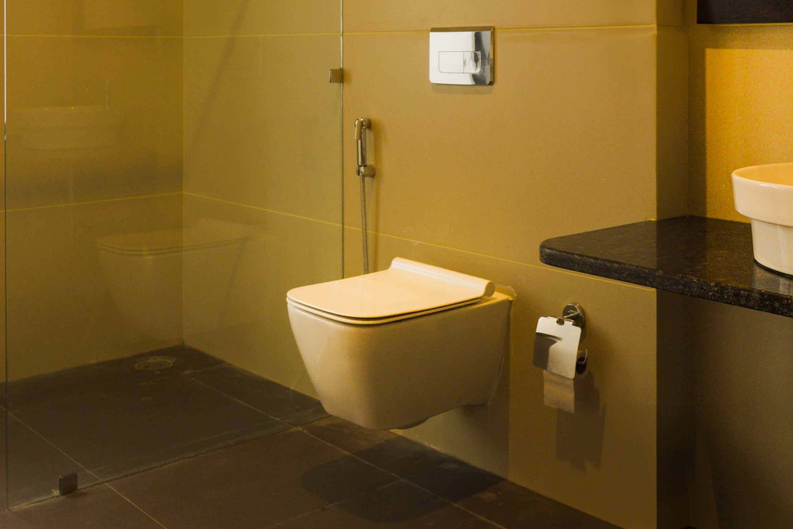 Un baño moderno con inodoro, ducha y lavamanos.
