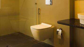 Un baño moderno con inodoro, ducha y lavamanos.