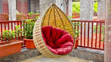 Suite Deluxe, balcón, vistas a la colina | Balcón