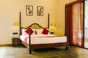 Escritorio, espacio para trabajar con laptop y wifi gratis