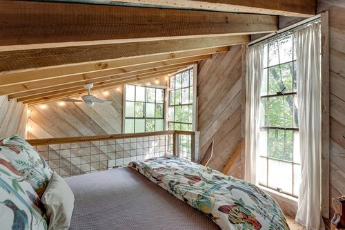 Secluded Tree House in the Forest near the Appalachian Mountains, Georgia
