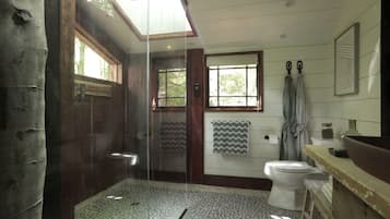 Un baño con ducha, inodoro y lavamanos.