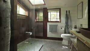 A bathroom with a shower, toilet, and sink. - Romantic Tree House near Chattanooga in the North Georgia Woodlands (Flintstone)