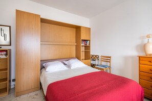 Iron/ironing board, WiFi - Studio "Brise de Mer" with Sea View, Private Terrace, and Wi-Fi (Saint-Laurent-du-Var)