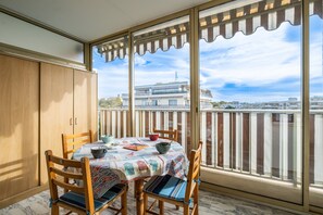 Dining - Studio "Brise de Mer" with Sea View, Private Terrace, and Wi-Fi (Saint-Laurent-du-Var)