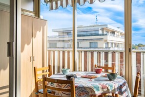 تناول الطعام بالخارج