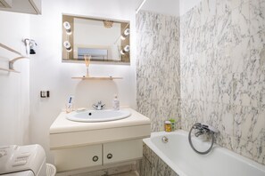 Shower, hair dryer - Studio "Brise de Mer" with Sea View, Private Terrace, and Wi-Fi (Saint-Laurent-du-Var)