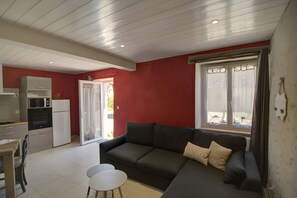 TV, lettore DVD, tavolo da ping pong, impianto stereo