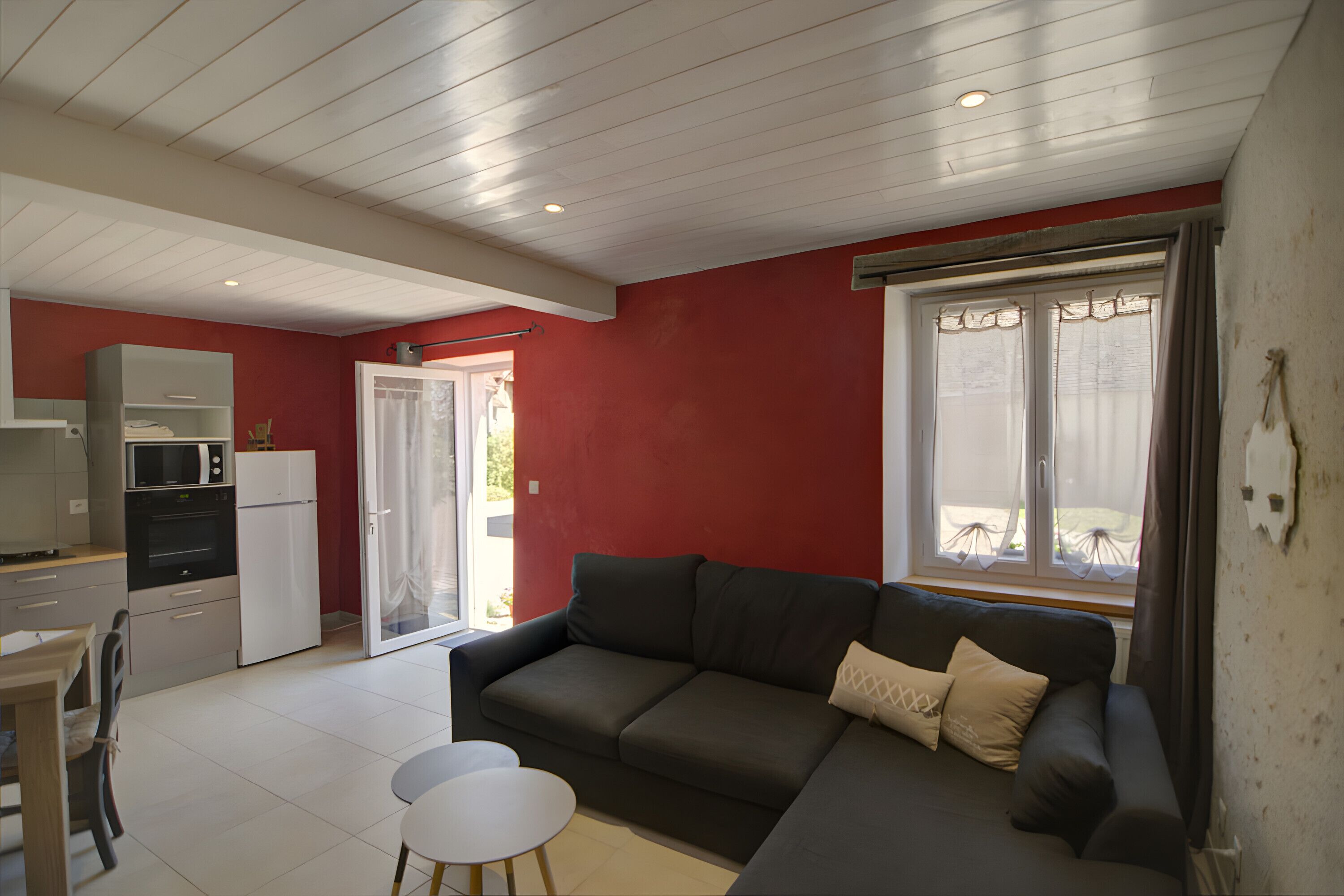 テレビ、DVD プレーヤー、卓球台、ステレオ