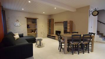 Télévision, lecteur de DVD, table de tennis de table, chaîne hi-fi