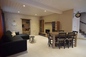 Fernseher, DVD-Player, Tischtennisplatte, Stereoanlage