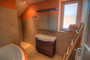 Ducha, secador de pelo, toallas