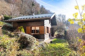 Exterior - Chalet 'Cozy with Mezzanine': Mountain View, Private Terrace, and Wi-Fi (Verchaix)