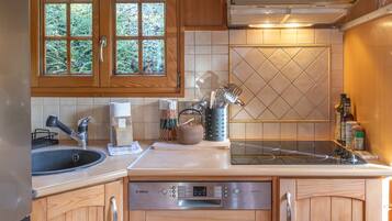 Een koelkast, een microgolfoven, een oven, een kookplaat