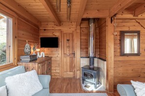 TV, fireplace - Chalet 'Cozy with Mezzanine': Mountain View, Private Terrace, and Wi-Fi (Verchaix)