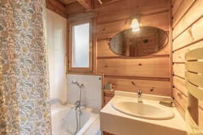 Shower, hair dryer, towels - “Cosy Mezzanine Chalet”: Mountain View, Private Terrace & Wi-Fi (Verchaix)
