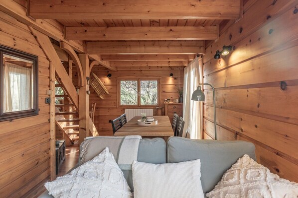 TV, fireplace - Chalet 'Cozy with Mezzanine': Mountain View, Private Terrace, and Wi-Fi (Verchaix)