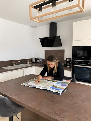 Réfrigérateur, micro-ondes, four, plaque de cuisson