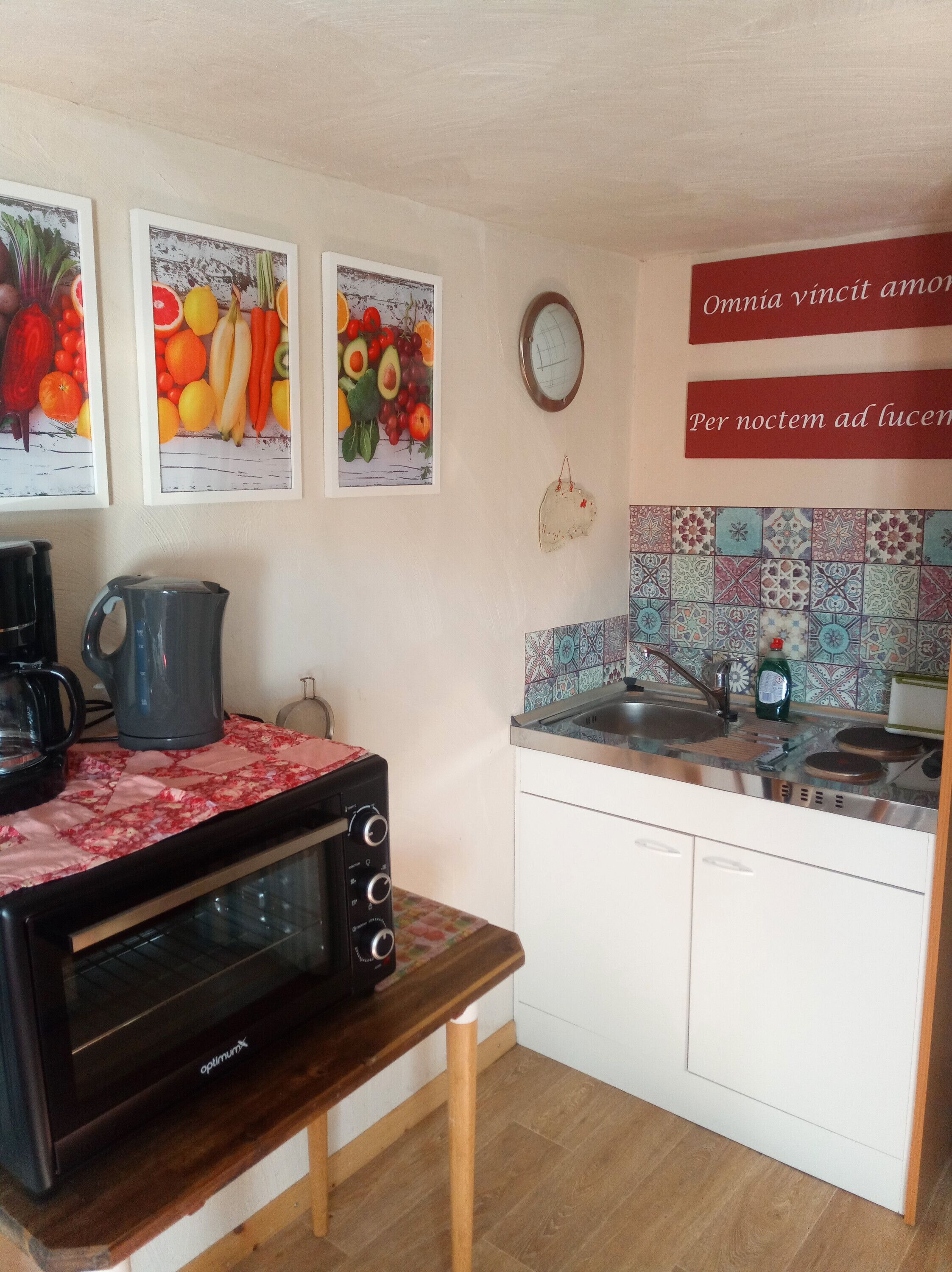 Kylskåp, spishäll, kaffe- och tebryggare och vattenkokare