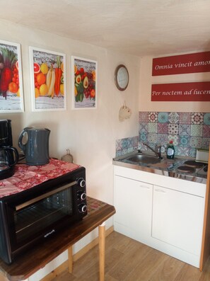 Refrigerador, parrilla de estufa, cafetera y tetera y tetera eléctrica