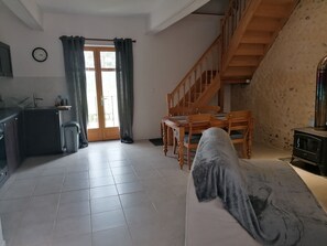 Televisie en een open haard