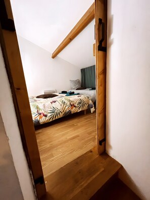 Een strijkplank/strijkijzer, wifi, beddengoed