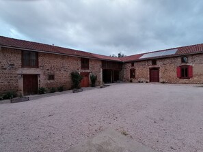 المنشأة من الخارج